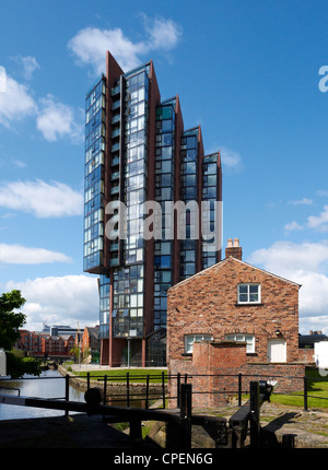 Islington Wharf Apartments mit Schleusenwärter Hütte auf Ashton Kanal in Ancoats Manchester UK Stockfoto