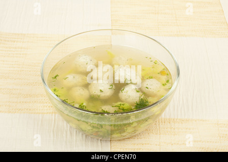 Hühnersuppe mit Gemüse und Quenelles in eine Glasschüssel Stockfoto