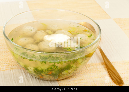 Hühnersuppe mit Gemüse und Quenelles in eine Glasschüssel Stockfoto