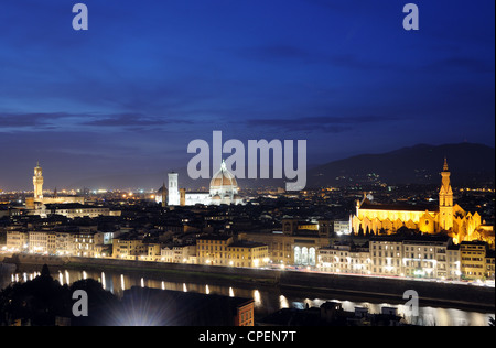 Die Florentiner Skyline, darunter die Kathedrale, Palazzo Vecchio & Basilica di Santa Croce, in der Abenddämmerung in Florenz, Toskana, Italien Stockfoto