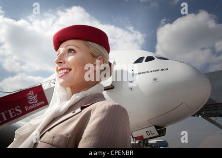 Emirates Airline Stewardess Manchester Airport mit einem Airbus A380-Gastgeberin Stockfoto