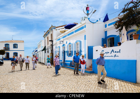 Touristen in das Dorf Cacela Velha in der Nähe von Tavira, Ost-Algarve, Portugal Stockfoto