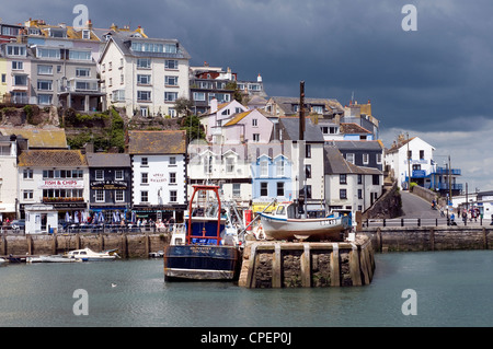 Hafen von Brixham, Devon, am Meer, Gewitter, Brixham Stadt und Hafen mit schwarzen Wolken, Sturm brauen, Harvester trawler Stockfoto