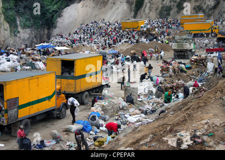 Deponie in Guatemala-Stadt. Aktivität des Entladens Müllwagen und Aufräumvorgang auf einer Müllkippe. Stockfoto