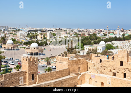 Luftaufnahme von Straßen in der Stadt Monastir, Tunesien. Mausoleum von Habib Bourguiba, Friedhof und Ribat als Festung. Horizontale Stockfoto