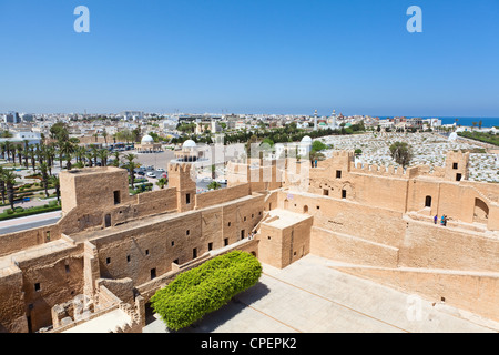 Luftaufnahme von Straßen in der Stadt Monastir, Tunesien. Mausoleum von Habib Bourguiba, Friedhof und Ribat als Festung mit Innenhof Stockfoto