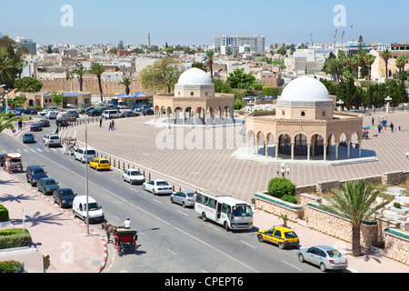 Luftaufnahme von Straßen in der Stadt Monastir, Tunesien. Friedhof in der Nähe von Mausoleum Habib Bourguiba Stockfoto