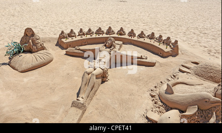 Jesus Christus-Statue, die aus Sand am Strand Stockfoto