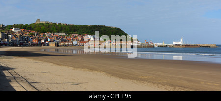 Scarborough, Yorkshire, Großbritannien - anzeigen mit Schloss und Süden Strandbucht. Stockfoto