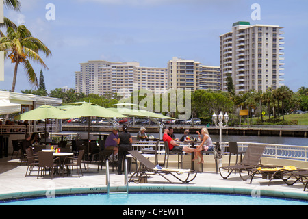 Boca Raton Florida, The Bridge, Hotel, Außenterrasse mit Tischen, Restaurants, Restaurants, Restaurants, Restaurants, Restaurants, Cafés, Wasserfarben, Hochhaus, Ferienwohnung Stockfoto