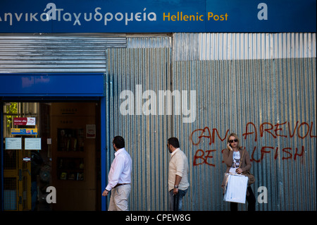 Graffiti (kann eine Revolution egoistisch sein) durch verschalten, Hauptpost von Athen Stockfoto