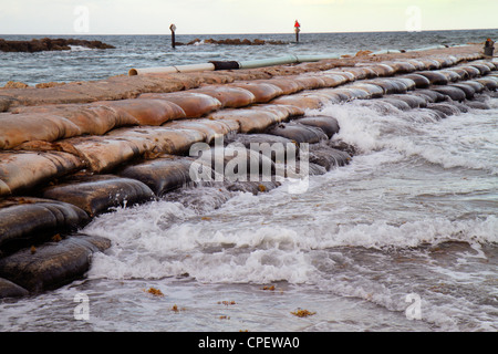 Boca Raton Florida, Palm Beach County, Atlantikküste, Zementsäcke, Wellen, Wasser, Brandung, Erosion, Einlass, Steg, Wellenbrecher, Besucher reisen Stockfoto