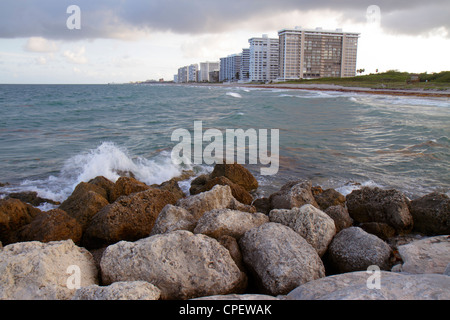 Boca Raton Florida, Palm Beach County, Atlantikküste, Zementsäcke, Wellen, Wasser, Brandung, Erosion, Steg, Wellenbrecher, Oolith, Felsen, Felsbrocken, Hochhaus, Stockfoto