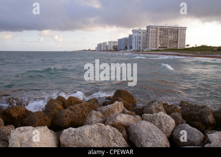 Boca Raton Florida, Palm Beach County, Atlantikküste, Zementsäcke, Wellen, Wasser, Brandung, Erosion, Steg, Wellenbrecher, Oolith, Felsen, Felsbrocken, Hochhaus, Stockfoto