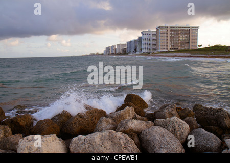 Boca Raton Florida, Palm Beach County, Atlantikküste, Zementsäcke, Wellen, Wasser, Brandung, Erosion, Steg, Wellenbrecher, Oolith, Felsen, Felsbrocken, Hochhaus, Stockfoto