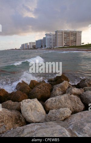 Boca Raton Florida, Palm Beach County, Atlantikküste, Zementsäcke, Wellen, Wasser, Brandung, Erosion, Steg, Wellenbrecher, Oolith, Felsen, Felsbrocken, Hochhaus, Stockfoto