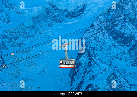 Gondel der Brévent Seilbahn schweben vor der Bossons-Gletscher, Chamonix, Haute-Savoie, Frankreich Stockfoto