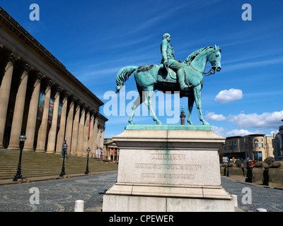 Prinz Albert Statue vor St Georges Hall in Liverpool UK Stockfoto