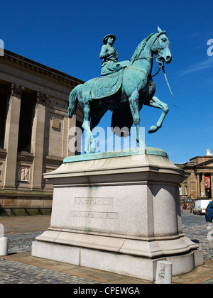 Statue der Königin Victoria vor St Georges Hall in Liverpool UK Stockfoto