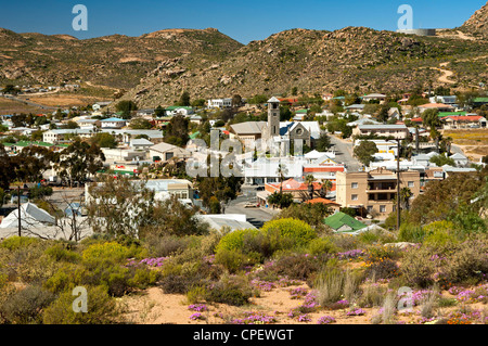 Blick auf die Citycentre Springbok mit der Niederländisch-reformierten Kirche oder Klipkerk, Springbock, Northern Cape, Südafrika Stockfoto