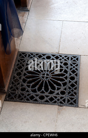 Gitter im Boden der St. Marien Kirche, zündeten, Gloucestershire, England, UK Stockfoto