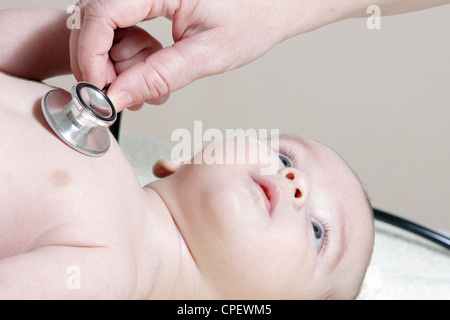 Stethoskop Herzschlag des Babys hören Stockfoto