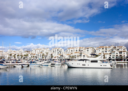 Luxus-Jachthafen Puerto Banus Costa Del Sol, in der Nähe von Marbella in Südspanien, Andalusien, Provinz Malaga. Stockfoto