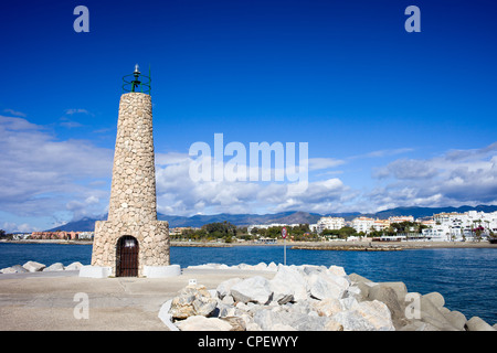 Stein-Leuchtturm am Ende der Mole in Puerto Banus in Spanien, südliche Andalusien, Provinz Malaga. Stockfoto