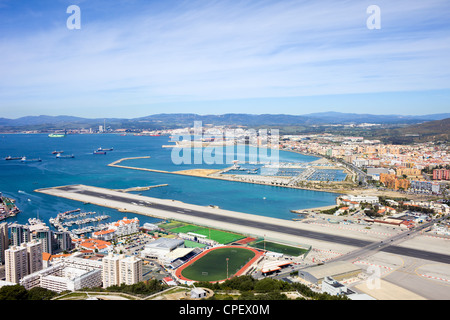 Landebahn des Flughafens Gibraltar und La Linea De La Concepcion in Spanien, südliche Region Andalusien, Provinz Cadiz. Stockfoto