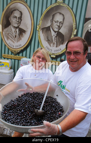 Florida Hernando County, Brooksville, Florida Blueberry Festival, Veranstaltung, Broad Street, Erwachsene Erwachsene Männer Männer männlich, Frau Frauen weibliche Dame, Freiwillige Voluntees Stockfoto