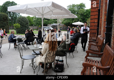 Die Orangerie in den Kensington Gardens in London mit Kunden sitzen an Tischen im Freien. Stockfoto