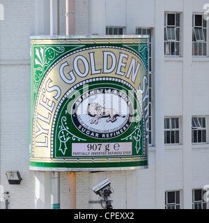 Große große Lyles Golden Sirup blechdose an der Ecke des Tate & Lyle Sirup Raffinerie am Plaistow Wharf Werbung Produkt bei Silvertown Newham London England Stockfoto