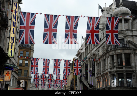 Union Jack Fahnen in Coventry Street, London, die Königin goldenes Jubiläum zu feiern. Stockfoto