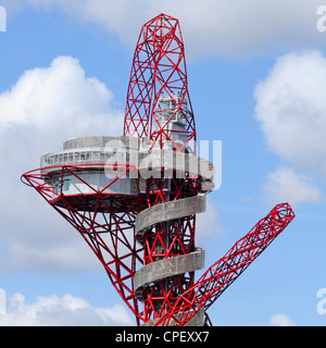 In der Nähe des öffentlichen Kunst Skulptur wie Arcelormittal Orbit Turm & Observation Deck für Olympic Park London 2012 Olympics Stratford East London UK bekannt Stockfoto