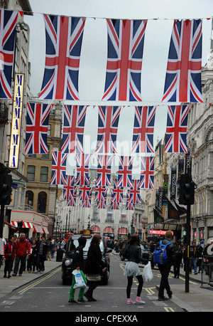 Union Jack Fahnen in Coventry Street, London, die Königin goldenes Jubiläum zu feiern. Stockfoto