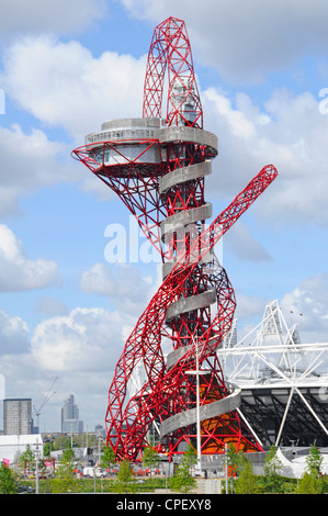 Teil des Stadions & ArcelorMittal Orbit Turm im London 2012 Olympic Park mit City of London darüber hinaus Stockfoto