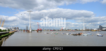 Emirates Air Line Seilbahn Gondeln mit Pylonen & Kabel über Themse bei Greenwich Peninsula Stockfoto