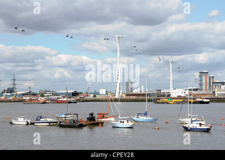 Emirates Air Line Seilbahn Gondeln mit Pylonen & Kabel über Themse-Blick in Richtung Silvertown und den Royal Docks Stockfoto