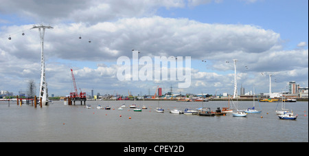 Emirates Air Line Seilbahn Gondeln mit Pylonen & Kabel über Themse bei Greenwich Peninsula Stockfoto