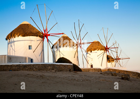Die historischen Windmühlen auf Mykonos in der frühen Morgensonne Stockfoto
