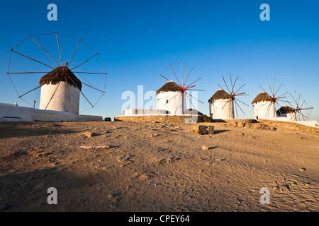 Die fünf historische Windmühlen auf Mykonos in der frühen Morgensonne Stockfoto