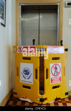 Aufzug wegen Wartungsarbeiten geschlossen Stockfoto