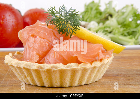 Gebäck-Fälle als Party-Snack gefüllt mit geräuchertem Lachs Stockfoto