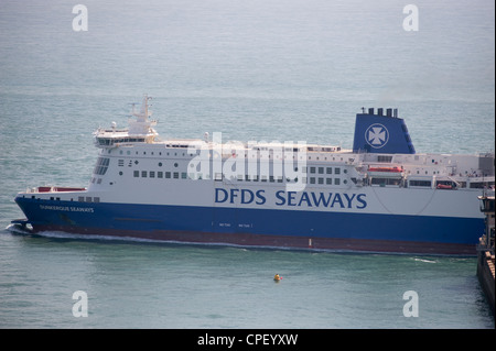 Cross Channel DFDS Fähre Dunkerque Seaways verlassen den Hafen von Dover in England mit der Hafenmauer im Vordergrund Stockfoto