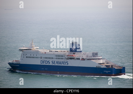 Kanal DFDS Fähre Dunkerque Seaways verlassen den Hafen von Dover in England mit Versand in den Ärmelkanal zu überqueren Stockfoto