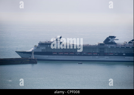 Kreuzfahrtschiff Celebrity Constellation verlassen den Hafen von Dover Hafen im Ärmelkanal auf 19. Mai 2012 Stockfoto
