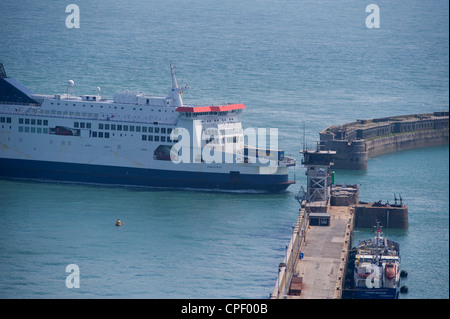 Cross-Channel P & O Fähre Pride of Kent nähert sich der Hafen von Dover Hafen Sie Eingang in den Ärmelkanal von Frankreich Stockfoto