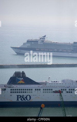 90.000 Tonnen Kreuzfahrtschiff Celebrity Constellation verlassen Dover im Süden Englands mit einem P & O cross Channel Fähre anreisen Stockfoto