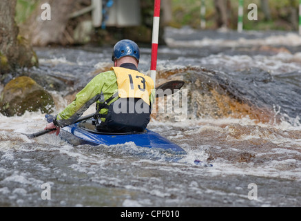 Männlichen Konkurrenten in einem Slalom Kajak-Wettbewerb an der Washburn-Tal, North Yorkshire April 2012 Stockfoto