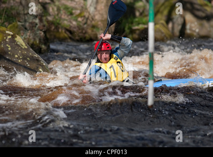 mittleren Alters; männlichen Konkurrenten in einem Slalom Kajak-Wettbewerb an der Washburn-Tal, North Yorkshire April 2012 Stockfoto